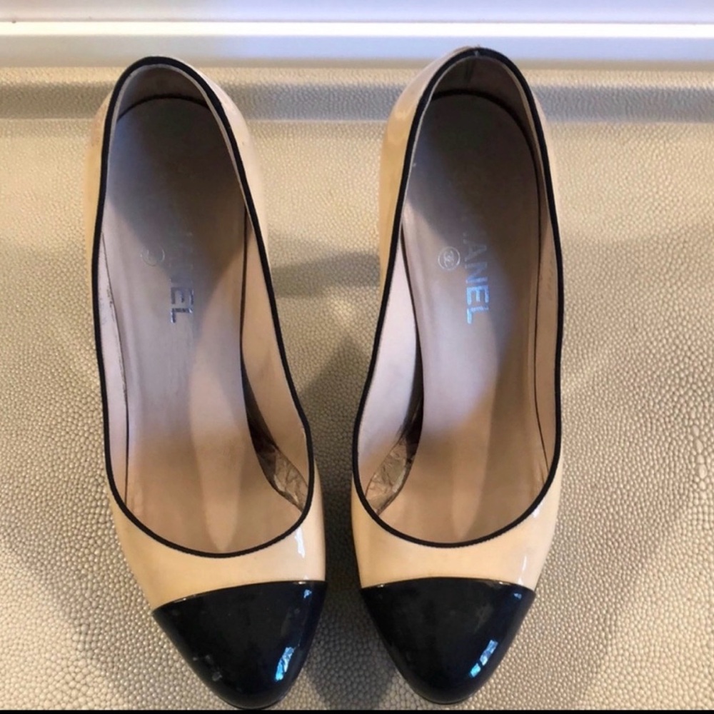 CHANEL Beige and Black Patent Leather Two-Tone Pumps - Picture 4 of 5